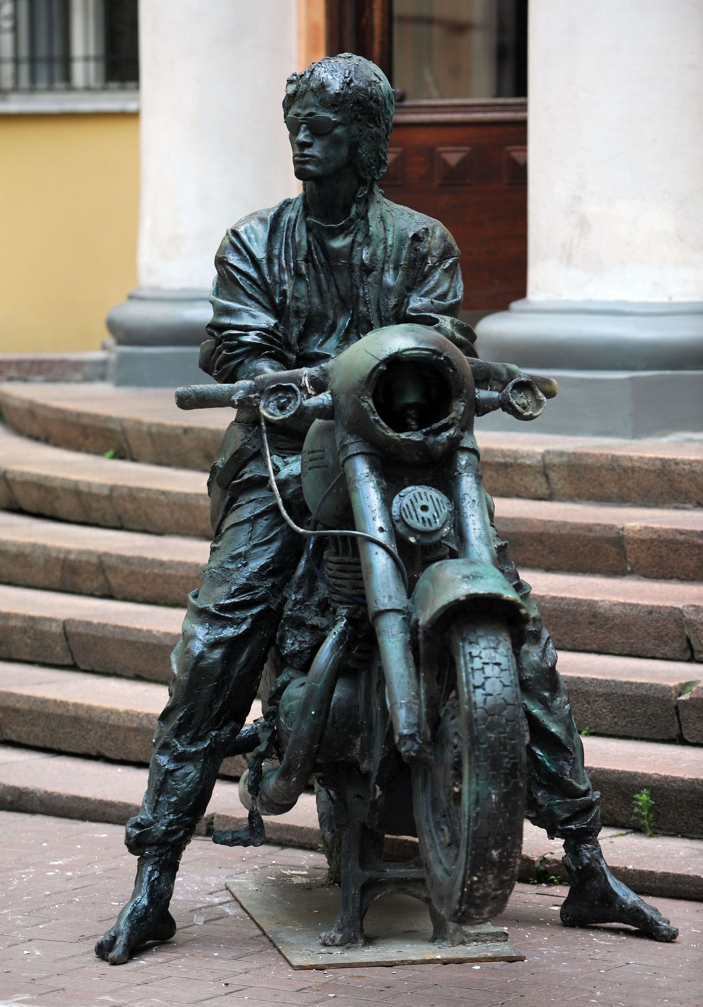 Viktor Tsoi monument Peterburis Nevski prospektil.