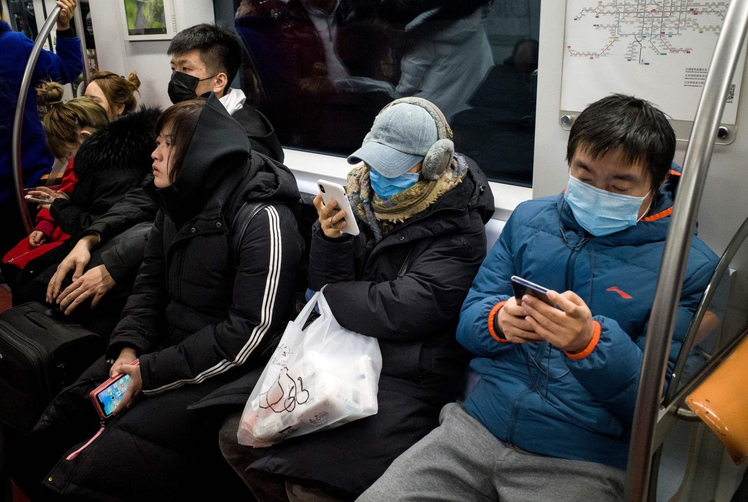 Näomaske kandvad reisijad Pekingi metroos.