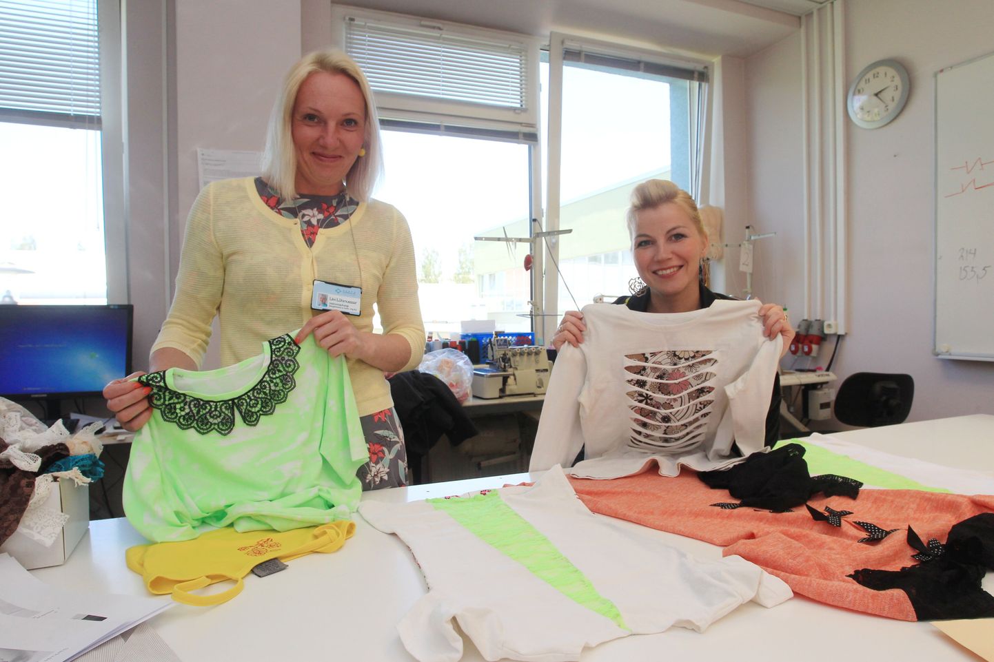 Projekti «Ringlev rõivas» eestvedajad Liivi Lõhmussaar (vasakul) ja Reeli Engelbrecht näitavad, kuidas rõivad saavad pitsi või pisidetailide lisamisel pidulikuma ja uue ilme.