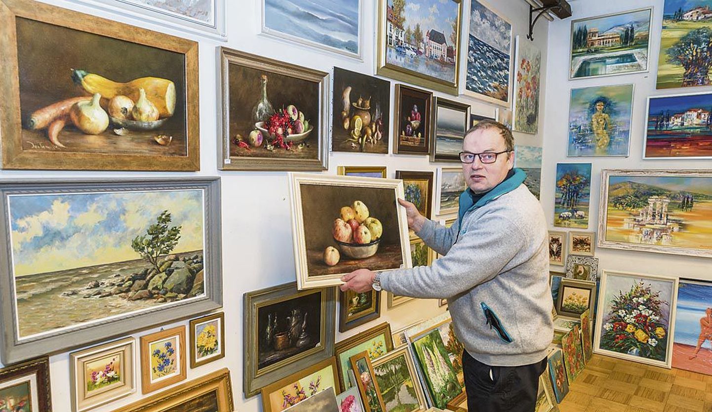 Rein Aitai näitab Jan Tammiku maali – lillepildid ja natüürmordid meeldivad paljudele klientidele.