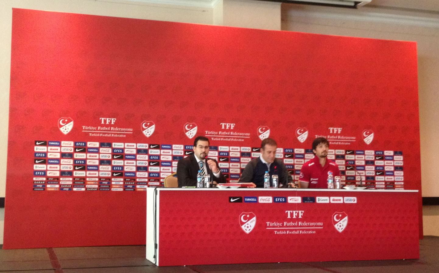 Türgi jalgpallikoondise peatreener Abdullah Avci (keskel) tänasel pressikonverentsil.