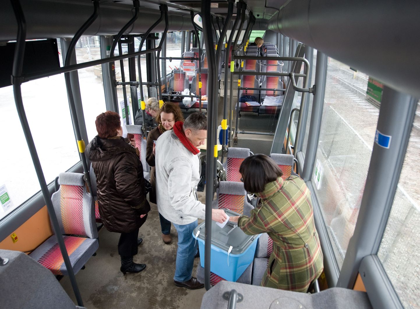 Весной этого года жители Таллинна, принявшие участие в референдуме, сказали «да» бесплатному общественному транспорту. Но бесплатный сыр, как известно, чреват последствиями.