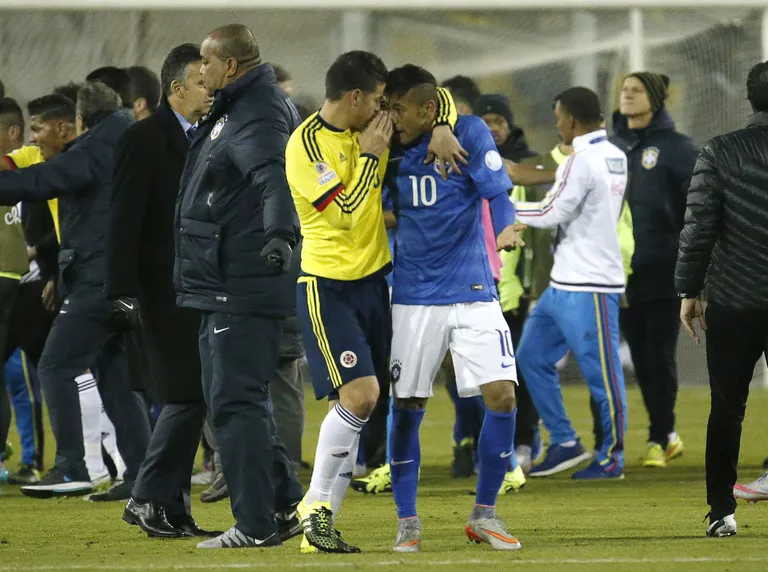 Kolumbia koondise staar James Rodriguez (vasakul) ja Neymar väljakul juhtunud olukordi arutamas. Foto:
