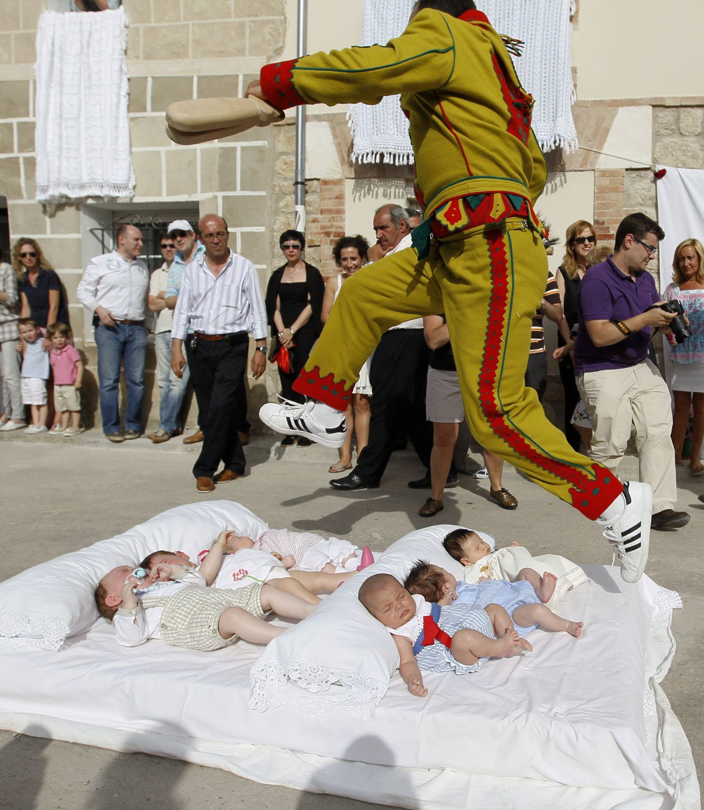 Hispaanias Burgose lähedal asuvas Castrillo de Murcias peeti iga-aastast üle imikute hüppamise festivali