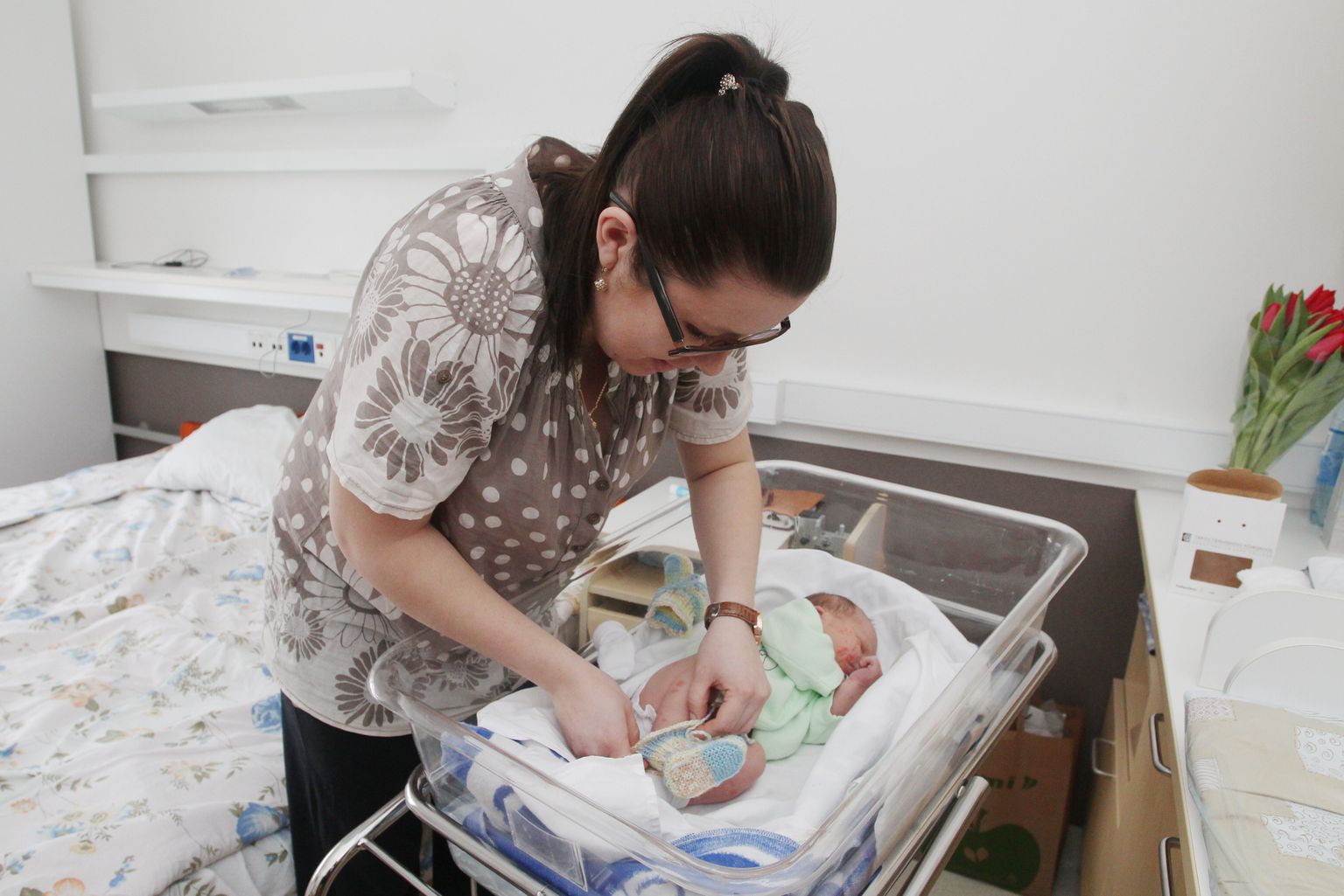 Paaripäevase Roberti ema Maria Valts proovib, kuidas ta pojale kingitud esimesed papud jalga passivad.