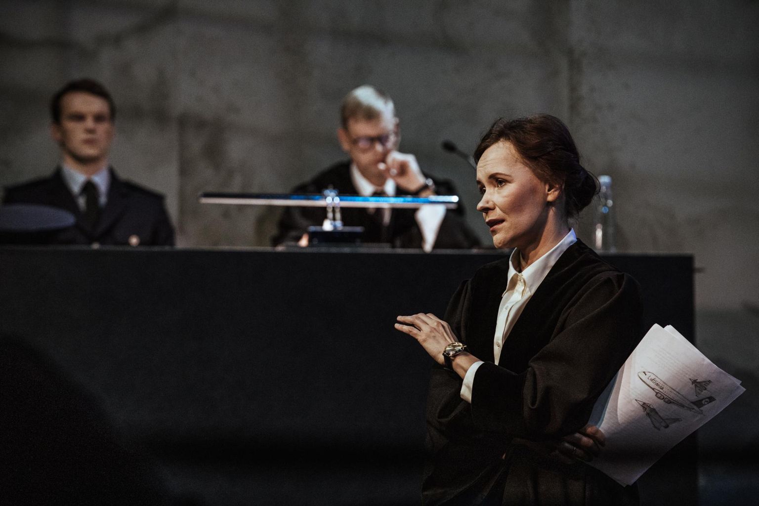 Prokurör Nelsonit (Maria Annus) kuulavad süüdistatav Lars Koch (vasakult, Reimo Sagor) ja kaitsja Biegler (Margus Jaanovits).
