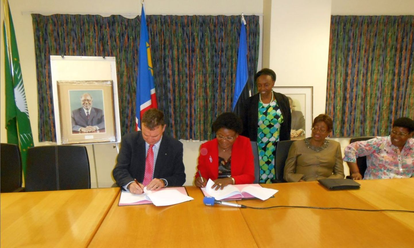 X-tee arendamise lepingu allakirjutamine Namiibia peaministri büroo kantsleri Nangula Mbako ja E-riigi Akadeemia asedirektori Hannes Astoki vahel.