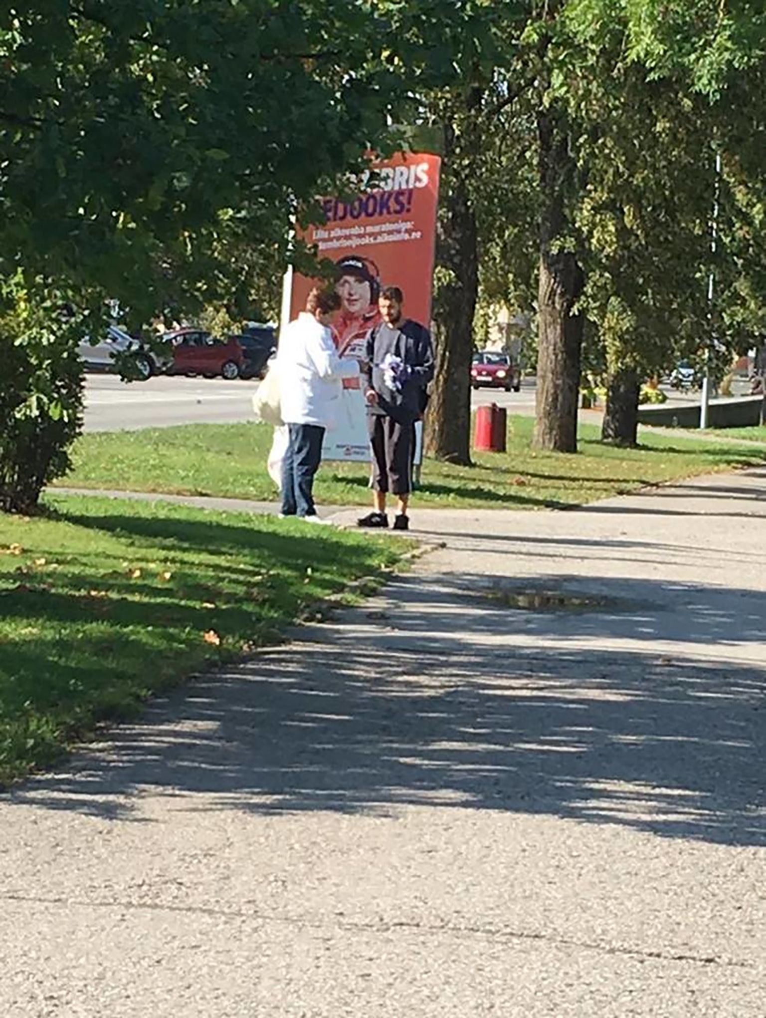 Annetusi kogunud valgevenelane Paide kesklinnas tegevuses.