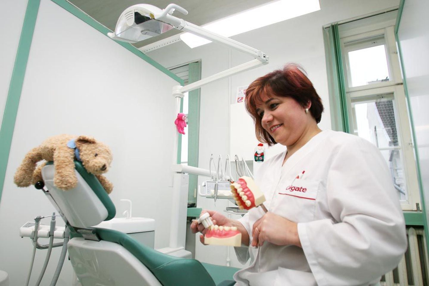 Tartu Ülikooli stomatoloogiakliiniku lasteosakonna hambaravi arst-õppejõud Jana Olak näitas plüüskarule, milliste võtetega peaksid lapsed oma hambaid pesema.