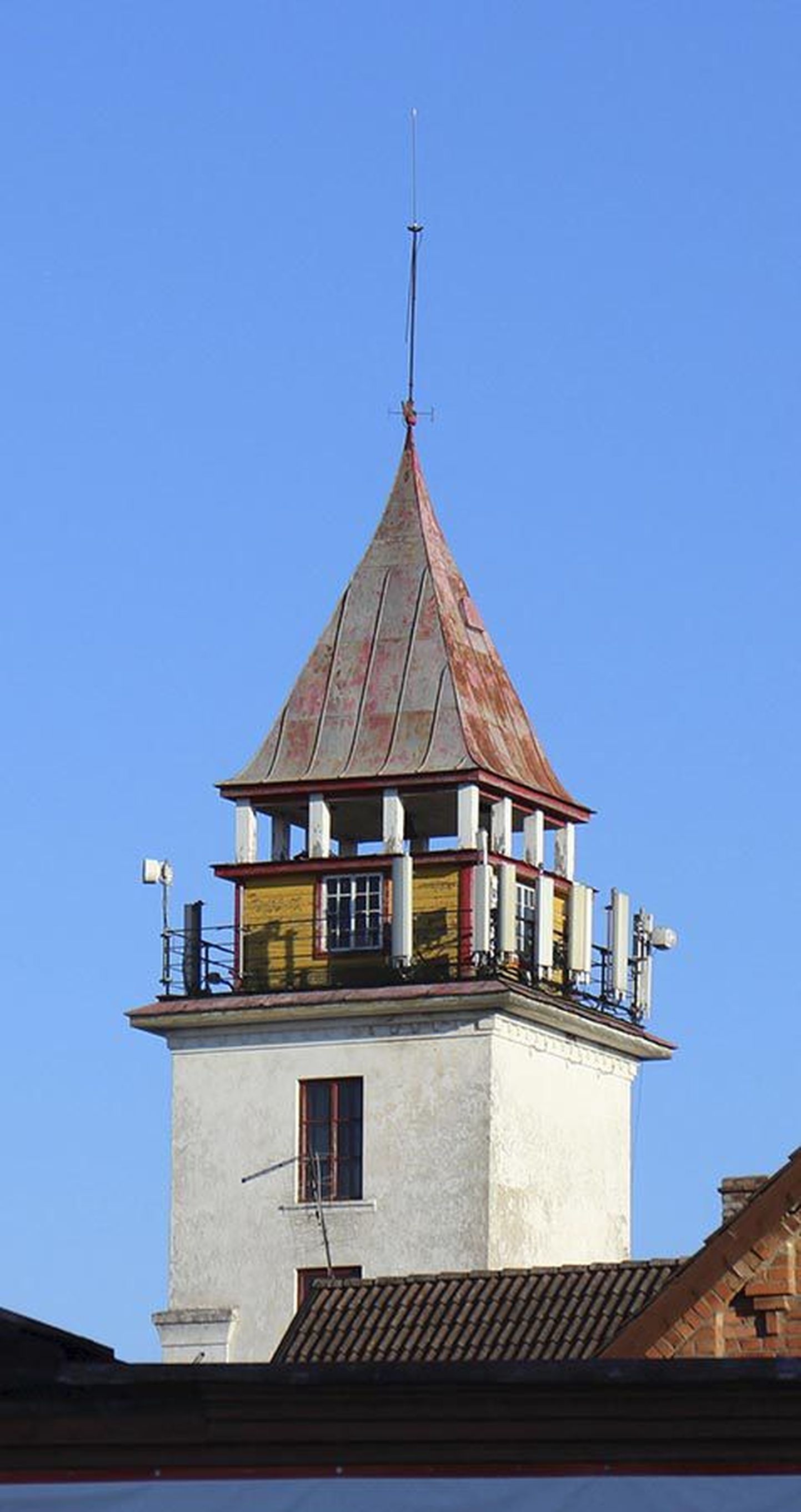 Pritsimaja tornikiiver võõbati viimati punase värviga üle 15 aastat tagasi. Nüüd on plekk lapiliseks kulunud.