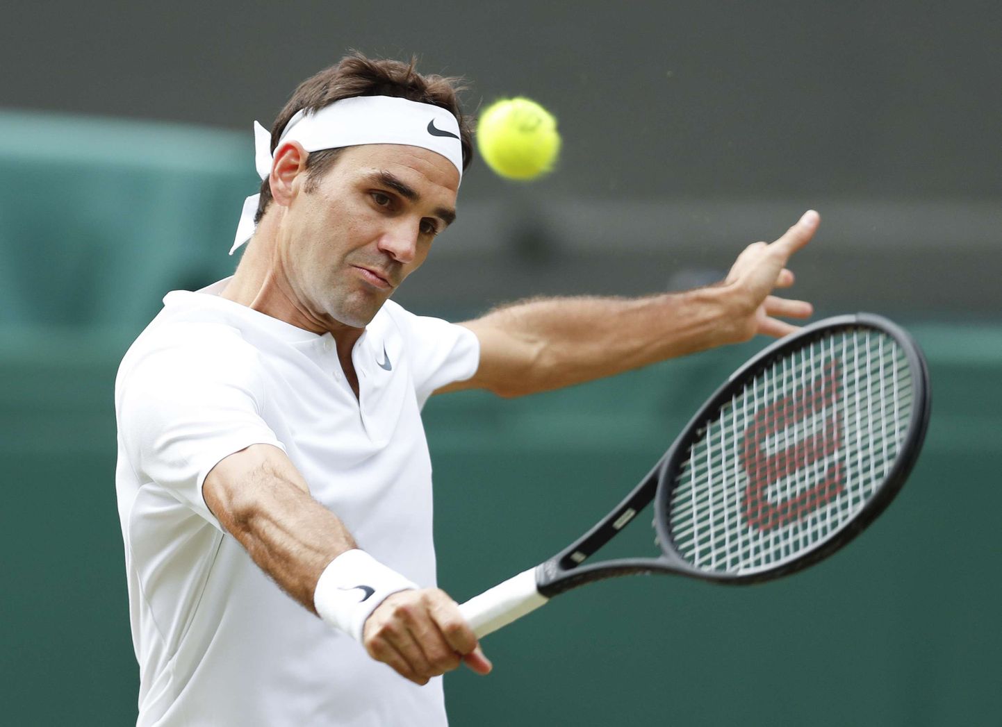 (170713) -- LONDON, July 13, 2017 (Xinhua) -- Roger Federer of Switzerland returns the ball during the men's singles quarterfinal with Milos Raonic of Canada during Day 9 of the Wimbledon Championship 2017 in London, Britain on July 12, 2017. Roger Federer advanced to the semifinal after defeating Milos Raonic with 3-0. (Xinhua/Han Yan)(wll) //CHINENOUVELLE_XxjpbeE000417_20170713_TPPFN0A001/Credit:Han Yan/SIPA/1707131015