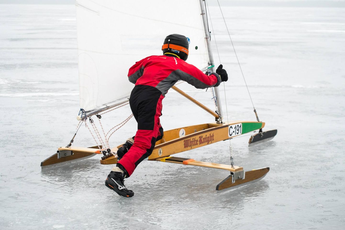 Ice Optimisti klassi võitja Sten-Markus Andresson stardib distantsile.