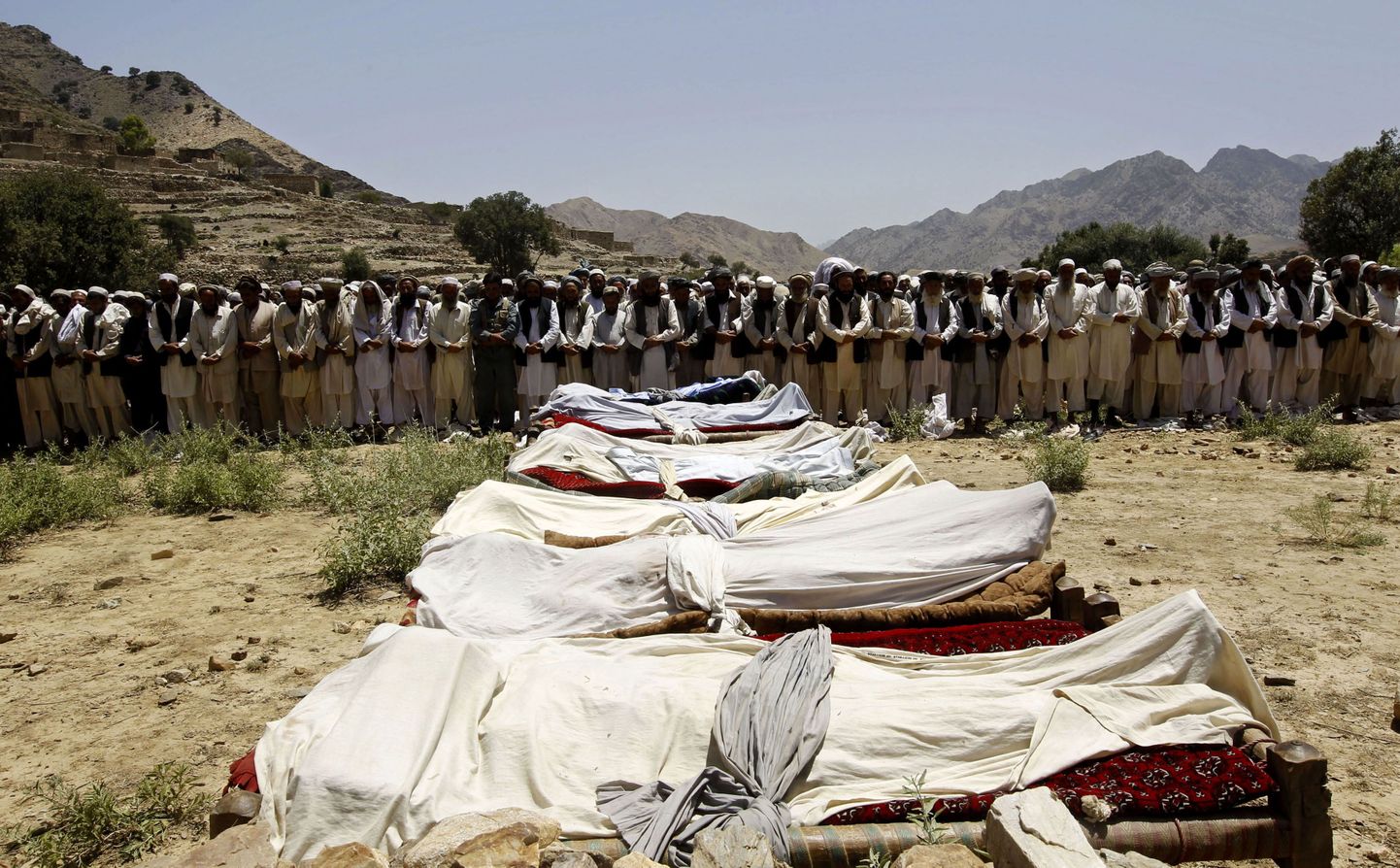Afgaanid palvetamas pulmas tapetud piduliste juures.