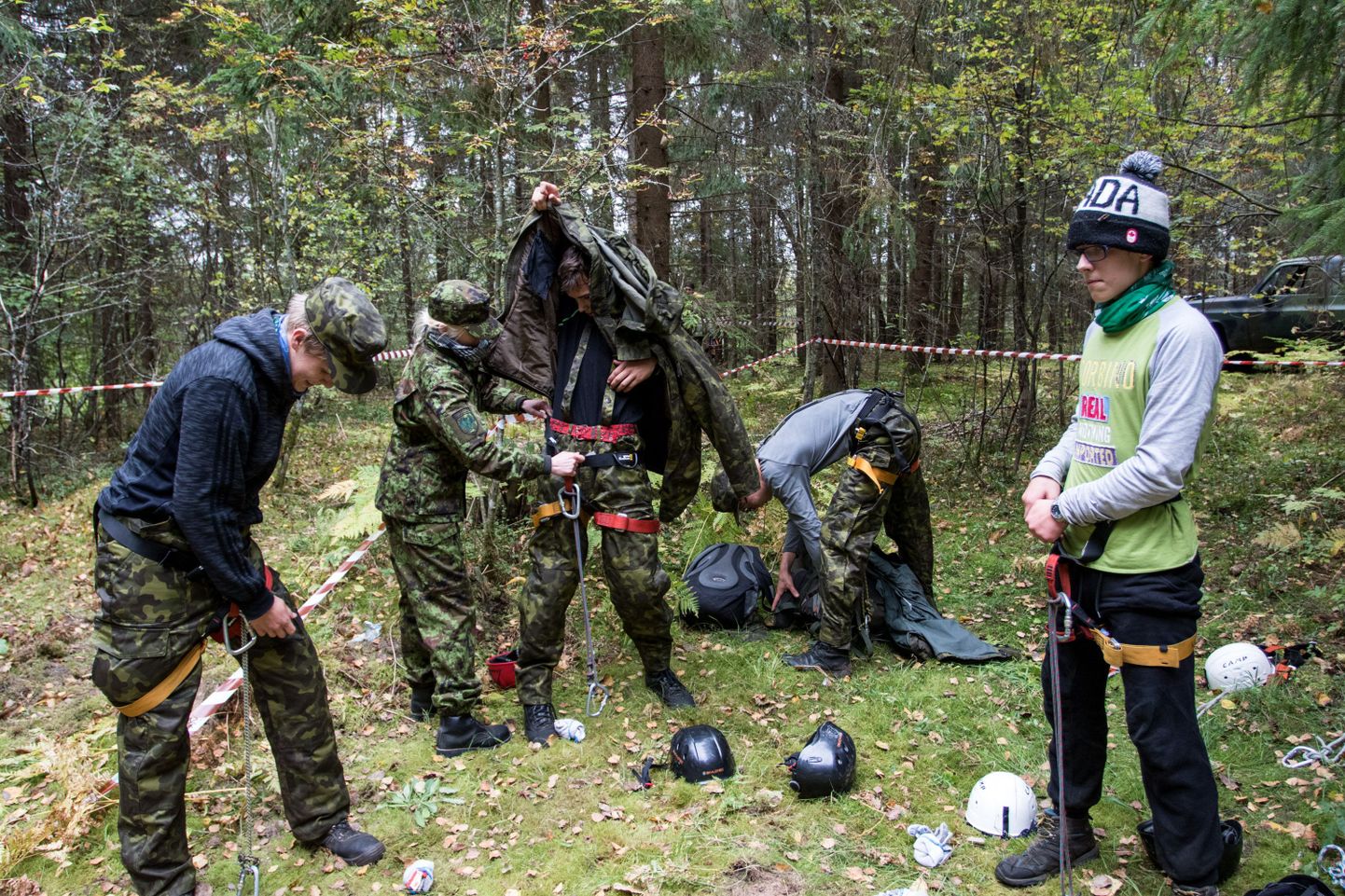 Noorkotkad ja kodutütred koos Rootsi noortega osalesid möödunud 23.–25. septembrini Tõlliste valla metsades võistlusmatkal «Kuperjanovlaste rada».