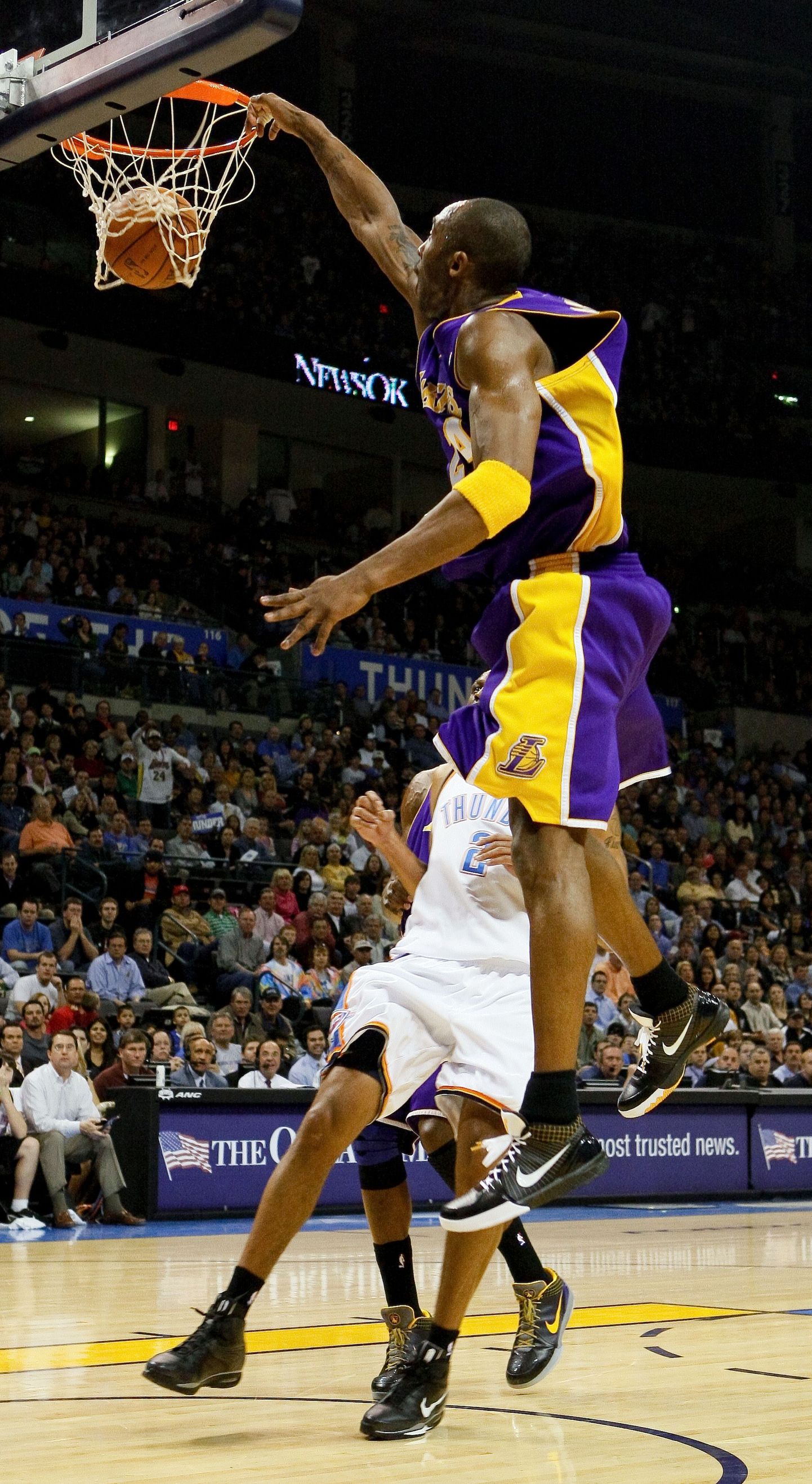 Kobe Bryant surub palli korvi.