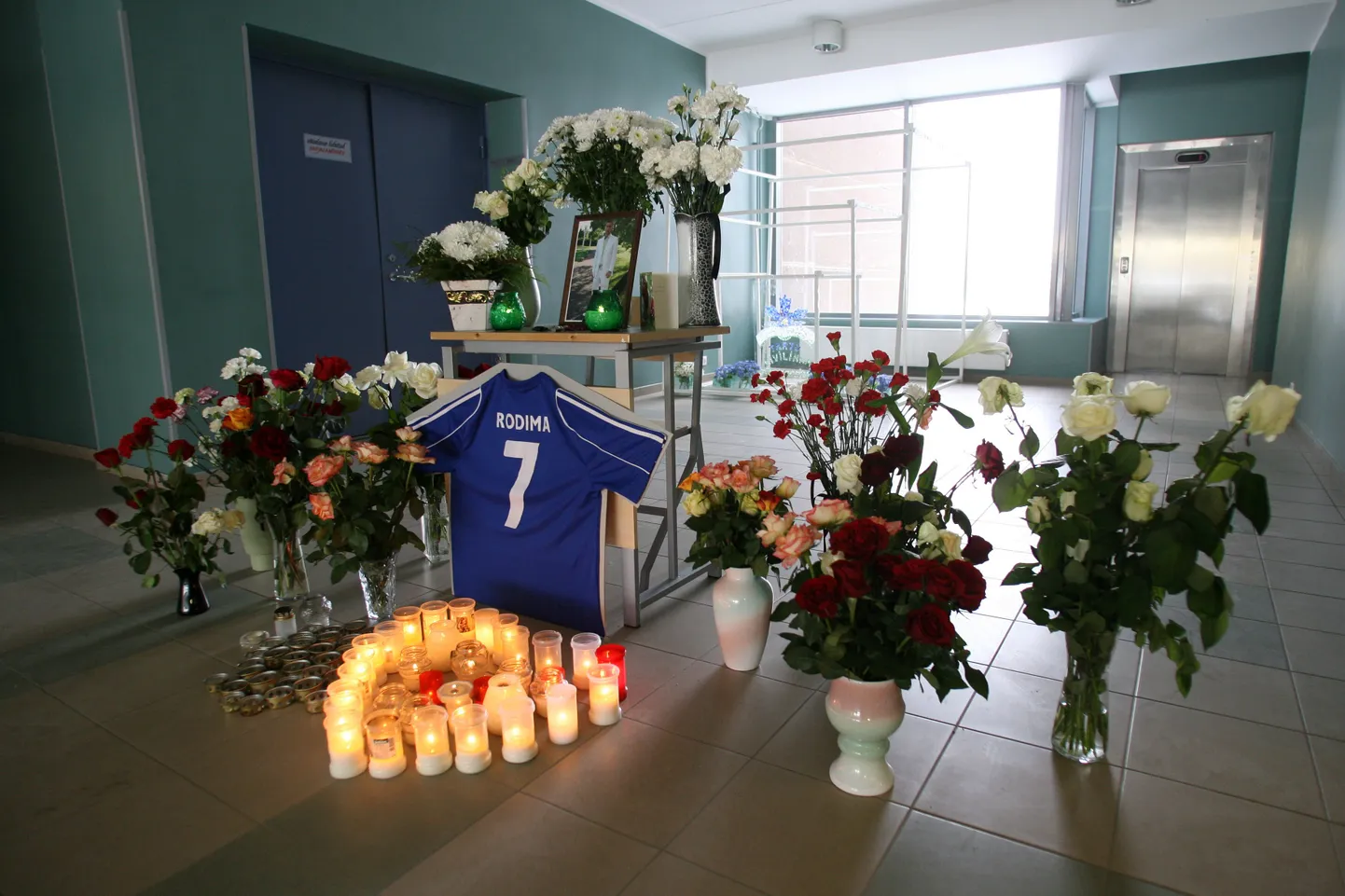 Ootamatult surnud noore jalgpalluri Hans Kristjan Rodima särk numbriga "7" Kivilinna gümnaasiumi fuajees.