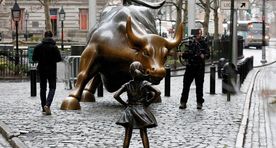 Video: Wall Streeti kuulus ründav härg sai kaaslase, kartmatu tüdruku