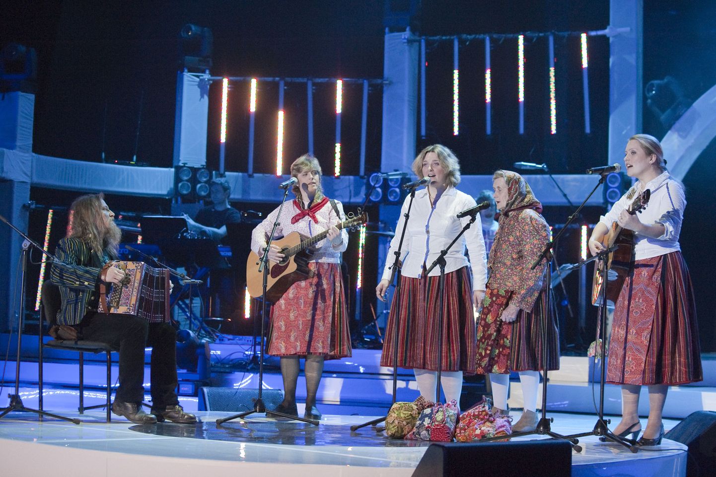 Kihnu Virve TV3 saates "Eesti otsib lemmiklaulu" koos sõbra Olavi Kõrre (vasakul)ja Järsumäe pereansambliga.
