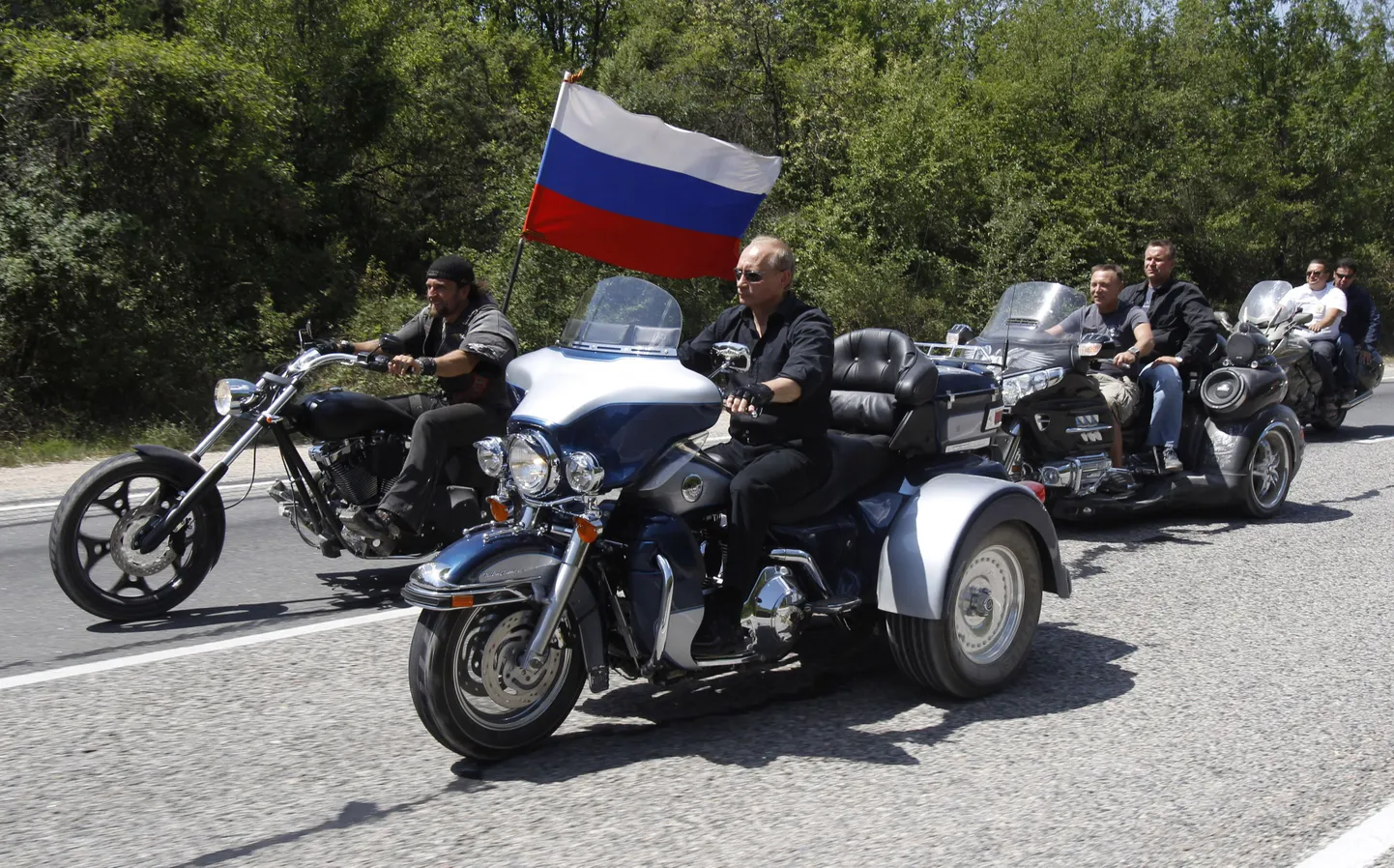 Путин за рулем мотоцикла.