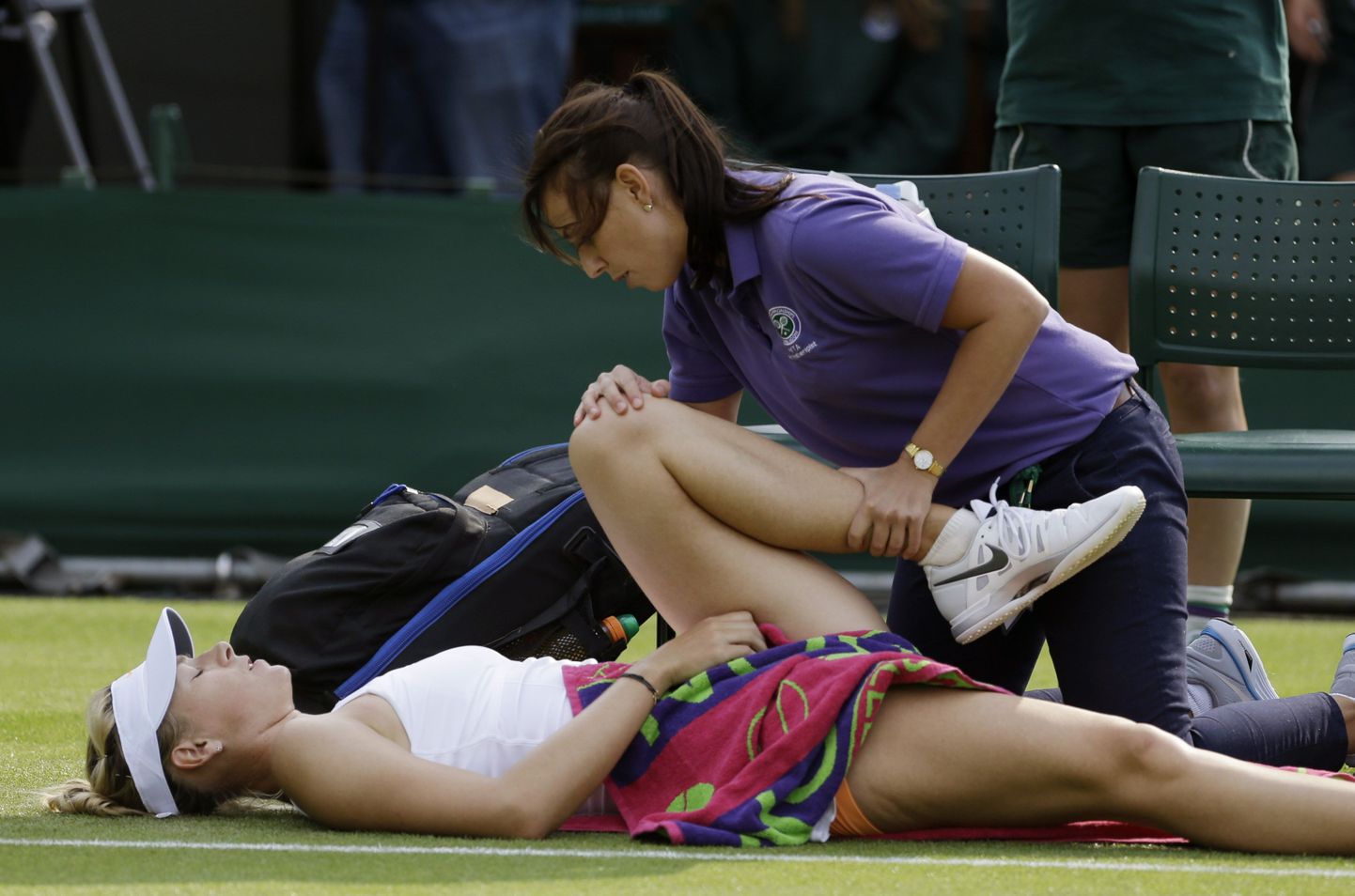 Мария Шарапова несколько раз падала во время проигранного матча второго круга. Ей даже пришлось оказыывать помощь.