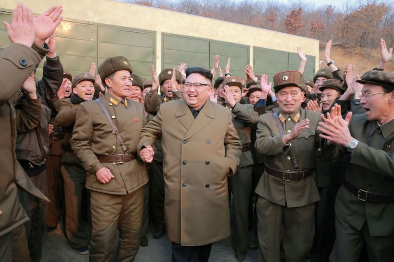 Põhja-Korea liider Kim Jong-un koos sõjaväelastega