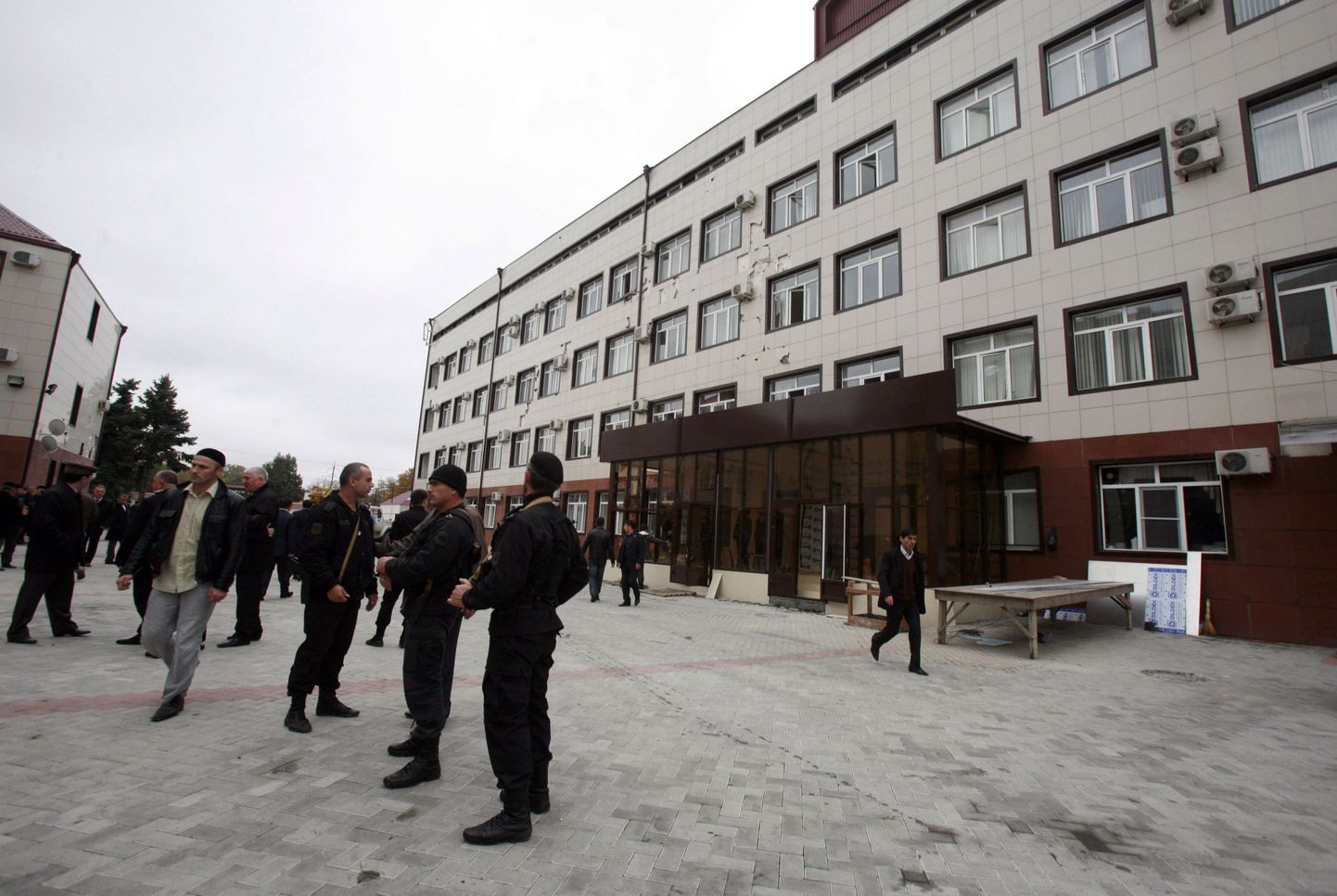 Eriüksuslased parlamendi hoonetekompleksi juures Groznõis, kus 19. oktoobril leidis aset terrorirünnak.
