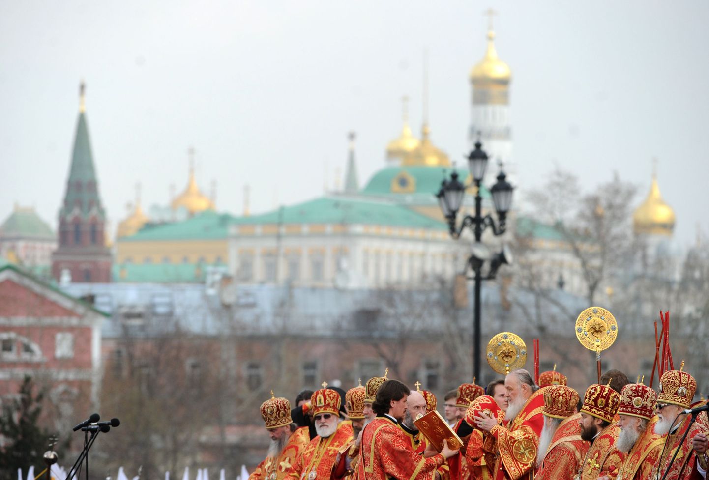 Vene õigeusu kiriku juhtfiguurid Lunastaja Kristuse katedraali juures Moskvas.