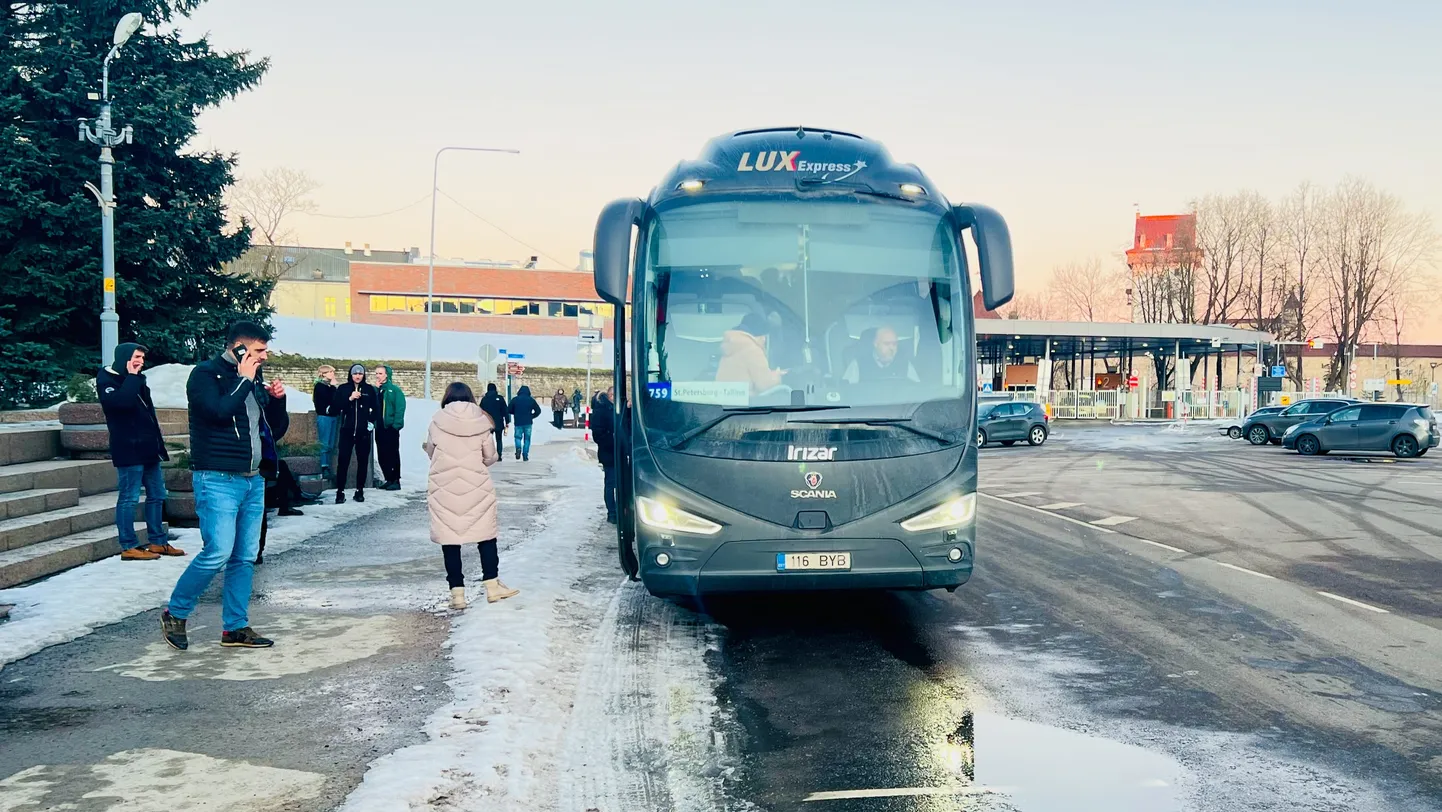На площади у Нарвского погранпункта перекур у пассажиров автобуса по маршруту Санкт-Петербург - Таллинн.