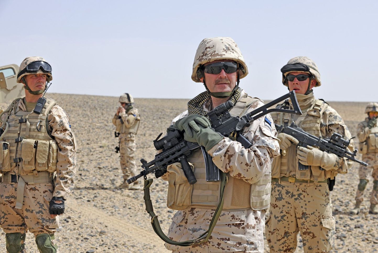 Kaitseväe peastaabi ülem brigaadikindral Neeme Väli koos Eesti jalaväelastega rännakul Helmandi provintsis Afganistanis.
