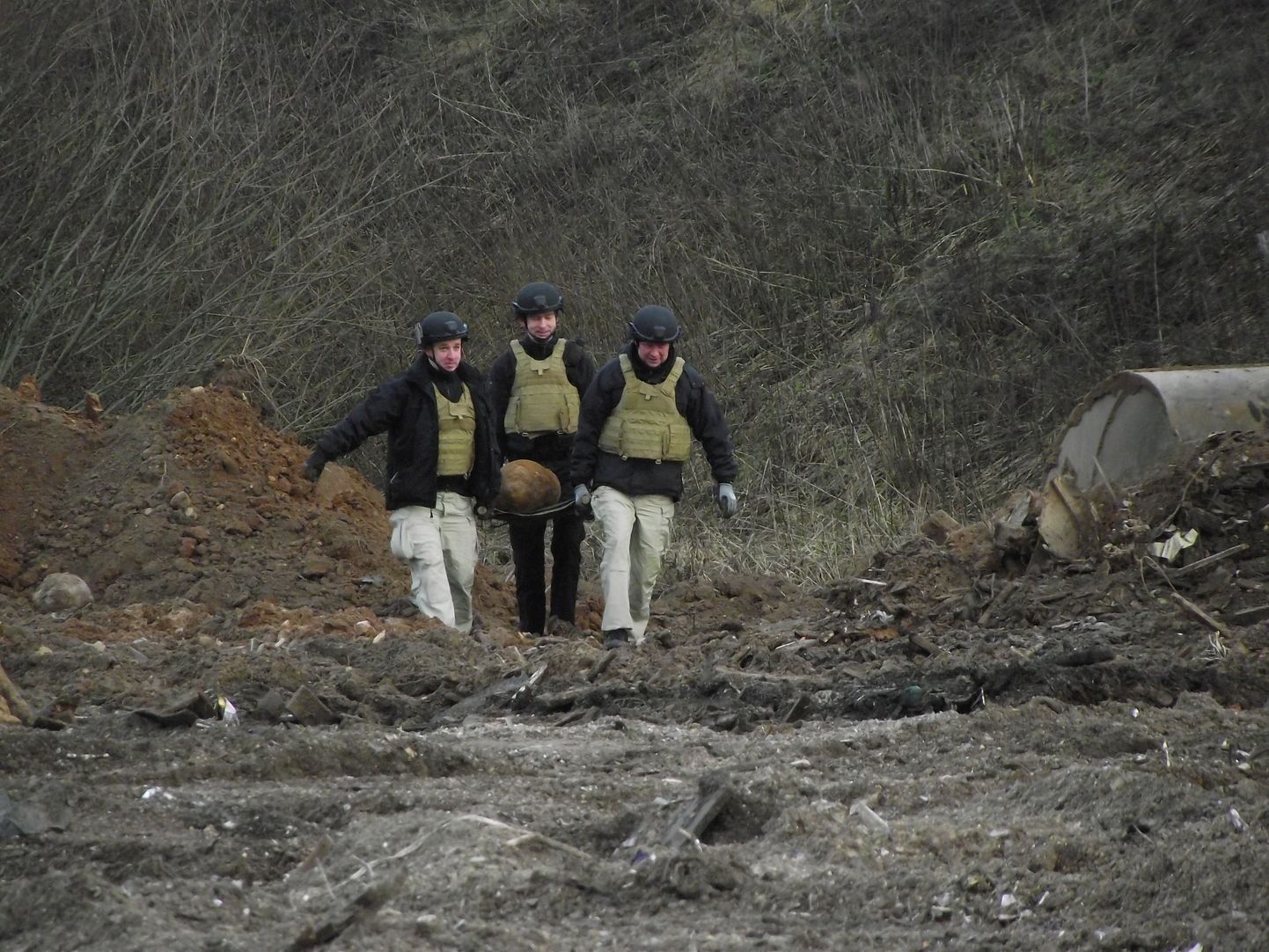 Raadilt leitud üle 100 kg kaalunud reaktiivmiin hävitati Kukemetsa karjääris. Pildil toovad Lõuna-Eesti pommigrupi spetsialistid mürsu leiukohalt ära.