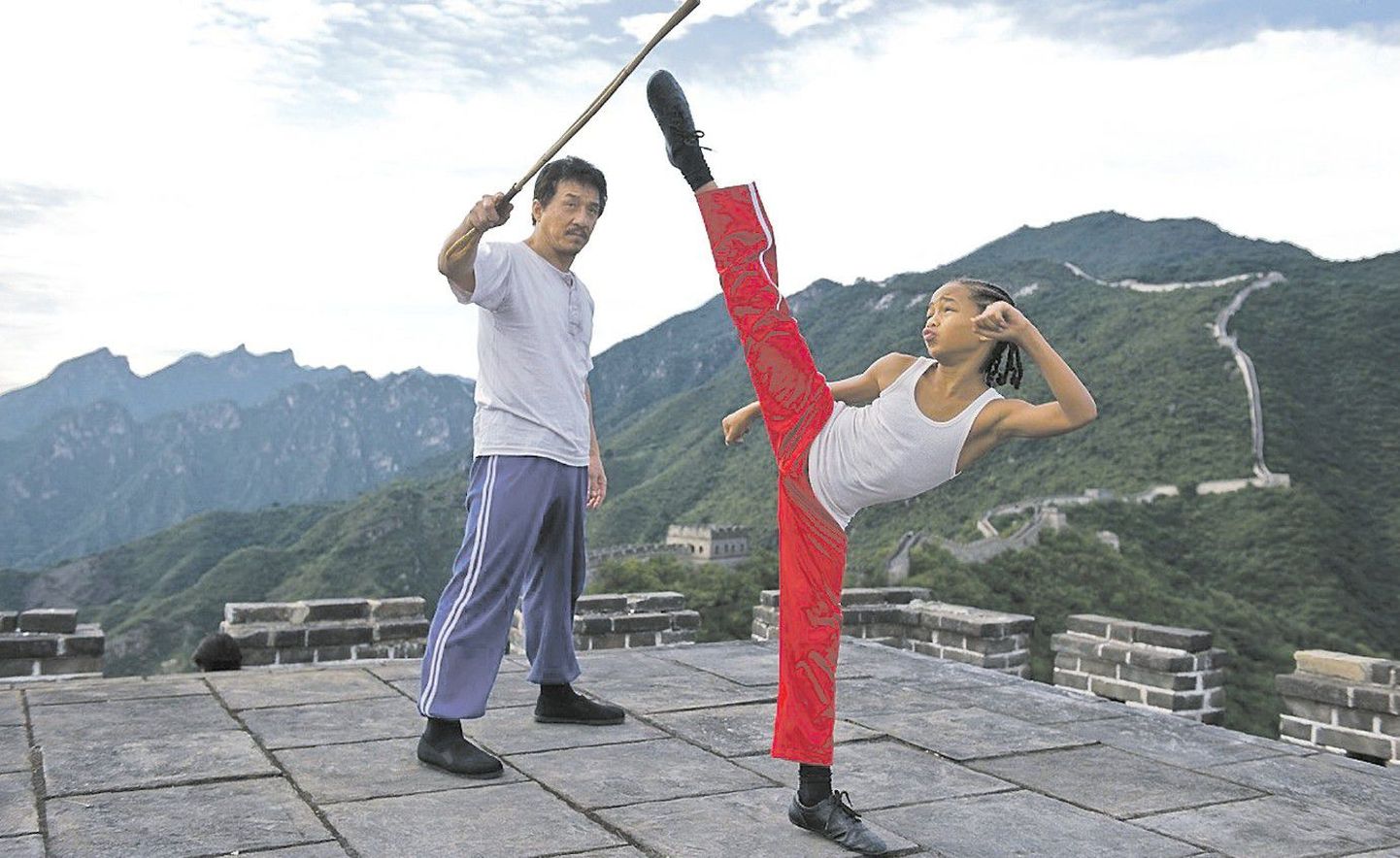 Наставник Хан (Джеки Чан) дает Дре (Джейден Смит) уроки на вершине Великой Китайской стены.