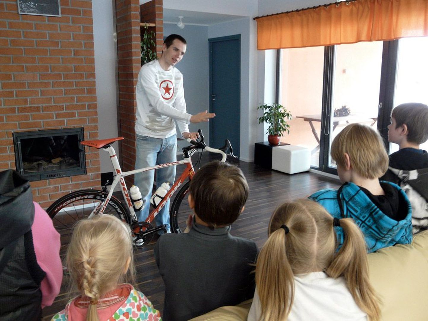 Neljapäeval Vinni perekodu lastega kohtunud Rein Taaramäe näitas neile oma jalgratast, rääkis profisportlase elust ja allkirjastas patroonilepingu.