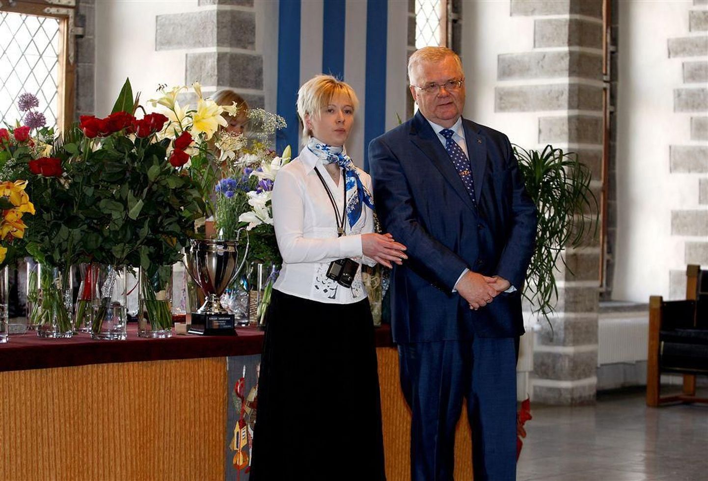 Linnapea Edgar Savisaar pidas Tallinna raekojas oma 60. sünnipäeva. Veteranpoliitiku paremal käel säras nõunik Moonika Batrakova.