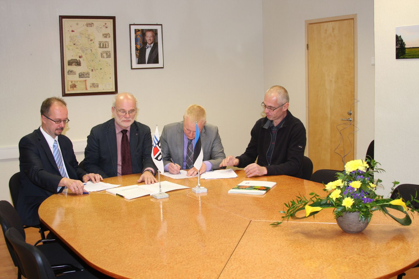 Vasakult IRLi piirkonnajuht Priit Põldmäe, volikogu esimees Agu Laius, vallavanem Mart Võrklaev ja Reformierakonna piirkonna esimees Veigo Gutmann allkirjastamas koalitsioonilepingut.