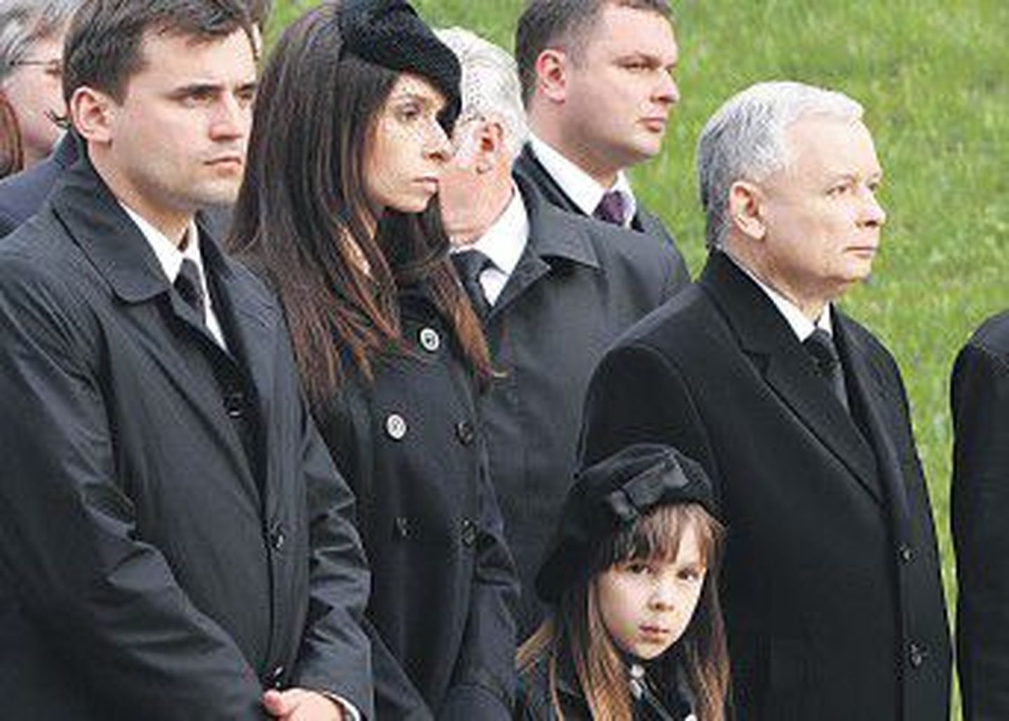 Брат президента Ярослав Качиньский (справа), дочь Марта и внучка Ева на похоронах Леха Качиньского.