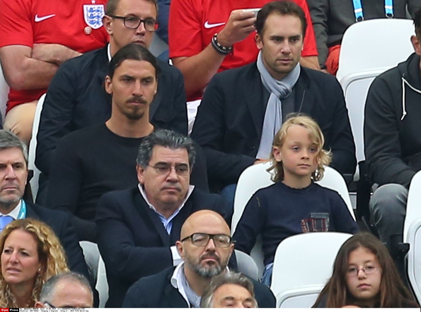 Zlatan Ibrahimovic (keskel) jägimas Inglismaa ja Uruguay heitlus