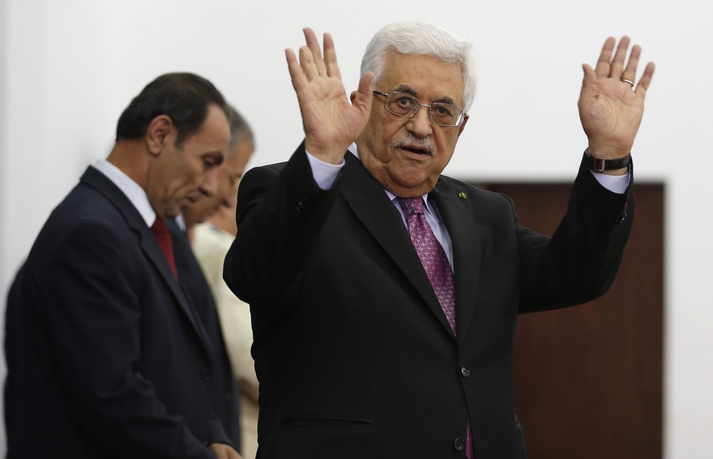 Palestiina president Mahmud Abbas tervitab rahvast pärast ühtsusvalitsuse loomist.