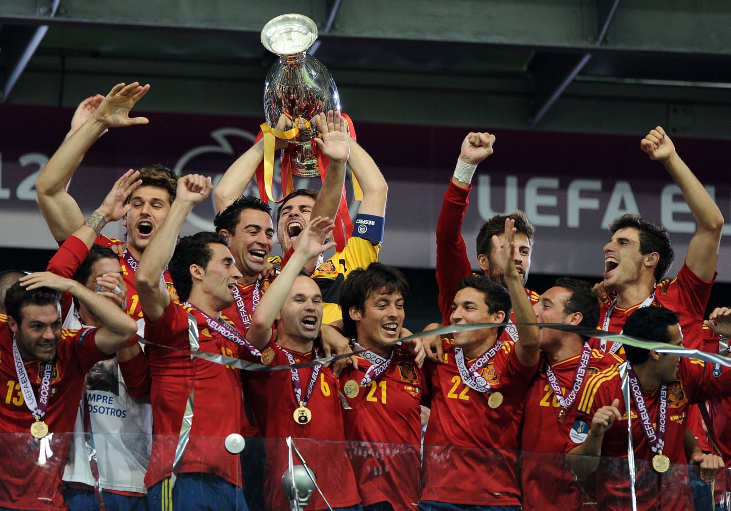 Hispaania jalgpallikoondis tähistamas 2012. aasta EM-tiitlit.