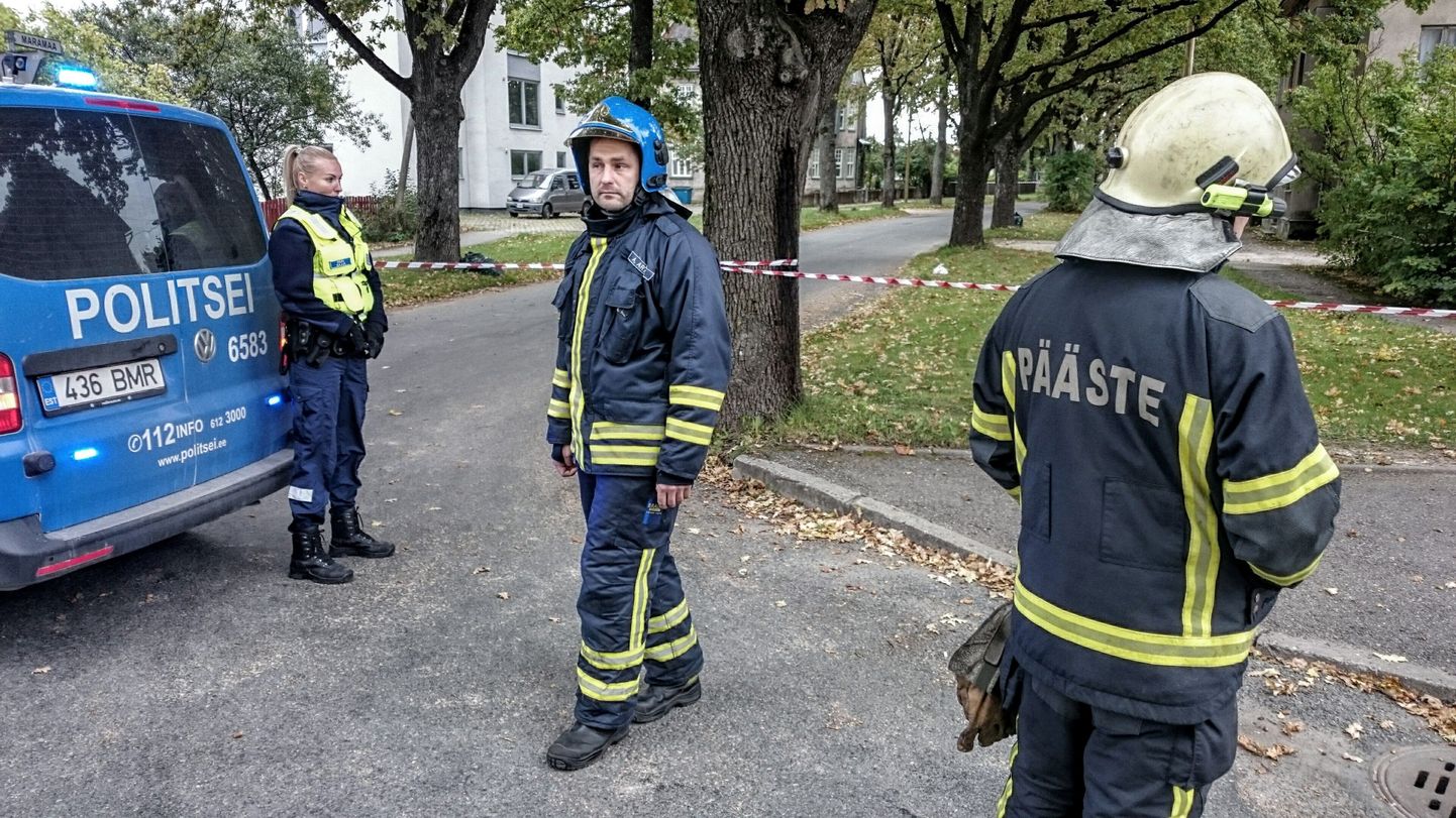 Päästjad ja politseinikud ootasid kella 10 ajal Tartumaalt saabuvat pommirühma.