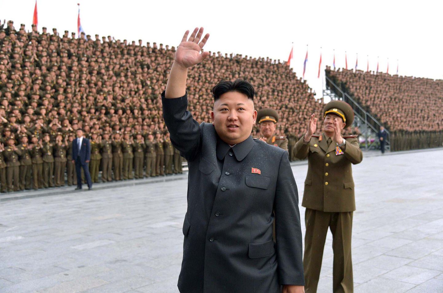 Põhja-Korea liider Kim Jong-Un sõduritele viitamas Wonsani linnas.