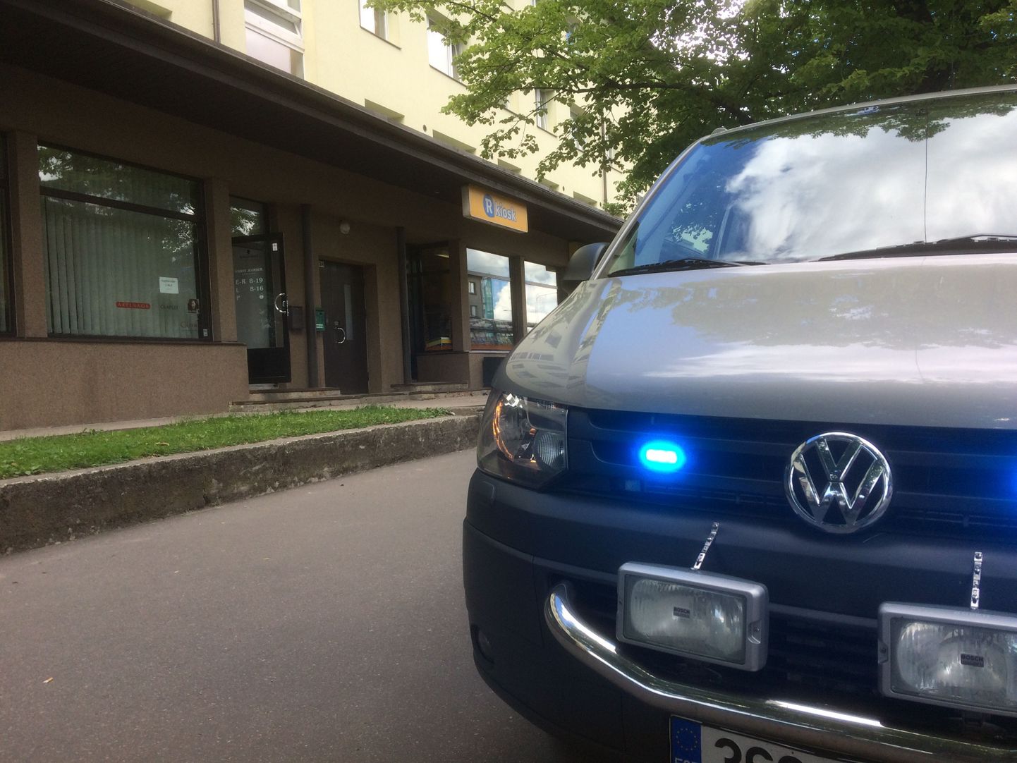 22. juunil kella 10 paiku teatati politseile, et Pärnu Tallinna maantee kioskisse sisenes kaks meest, kellest üks liikus kioski tagaruumi ja haaras avatud seifist kaasa koti 880 euroga.