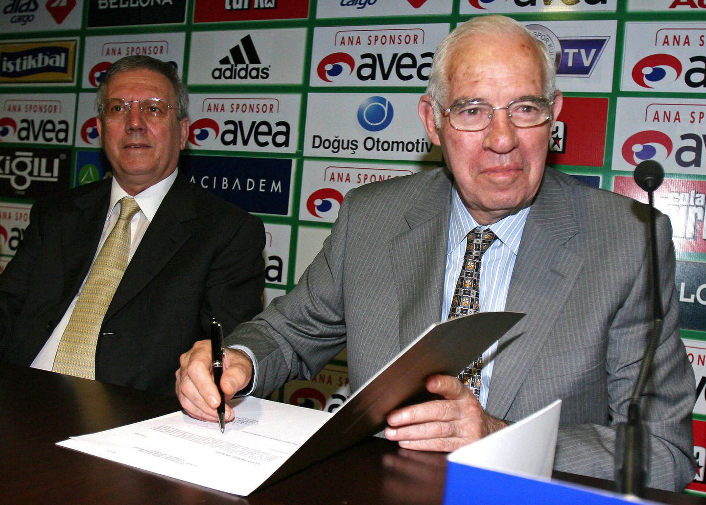 Hispaania jalgpallikoondise EMi võiduni viinud Luis Aragones sõlmis keheaastase lepingu Türgi klubi Fenerbahcega.