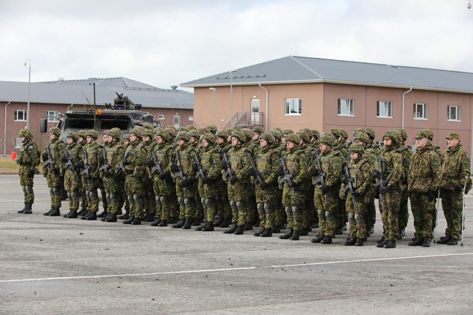 1. jalaväebrigaadi ajateenijad pidulikul rivistusel.