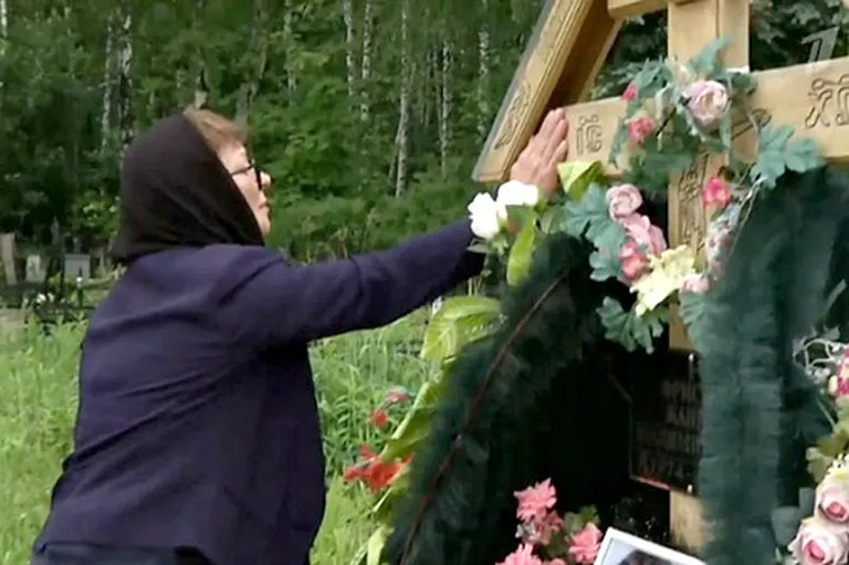 Ольга Копылова на могиле дочери 