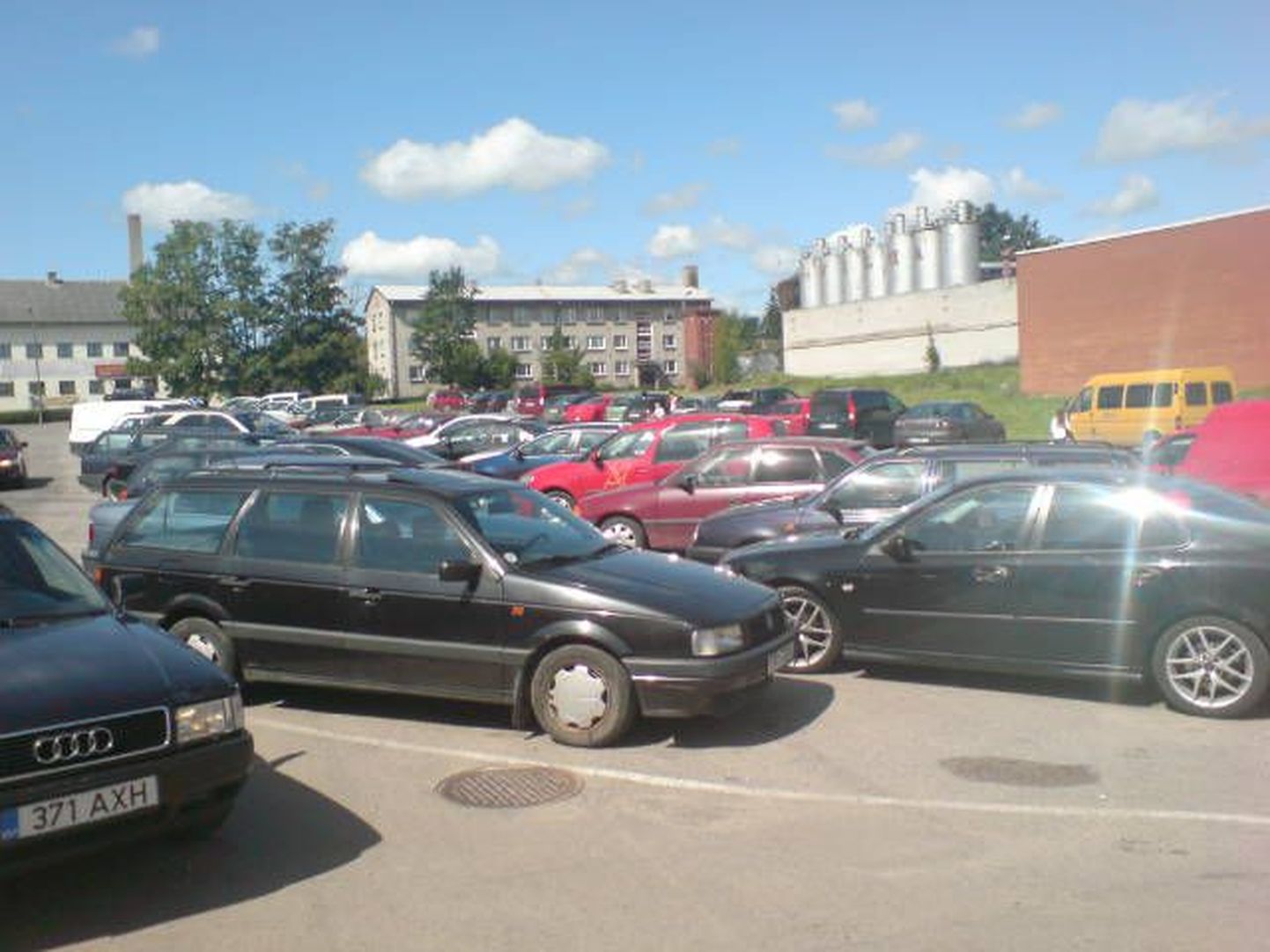 Viljandi kaubamaja taga asuv parkla oli pool tundi enne festivali avamist autosid täis.