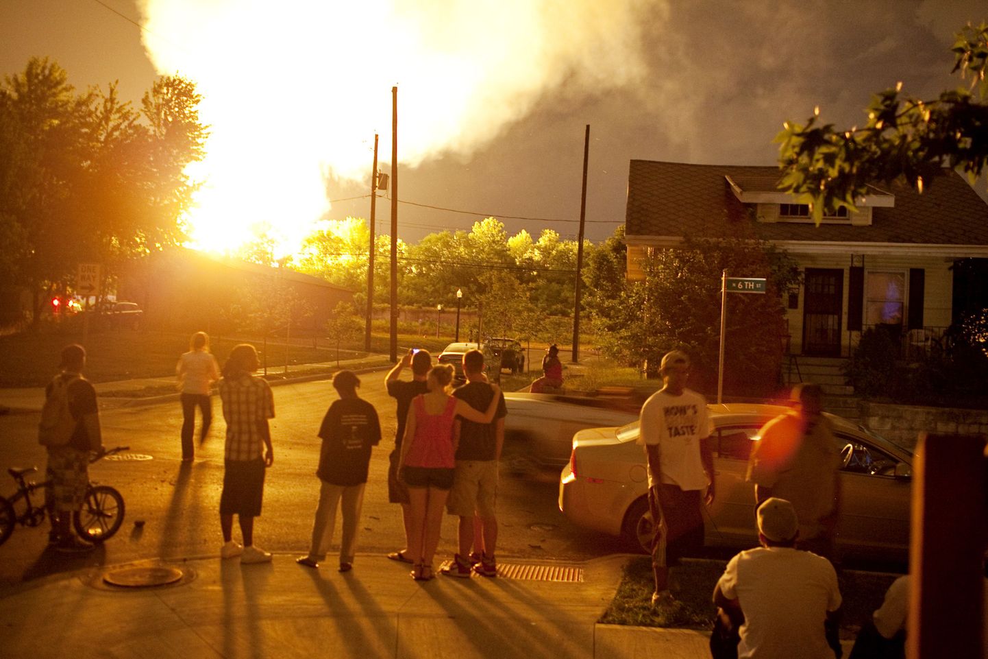 Inimesed vaatavad eemalt rongi plahvatusest tekkinud tulekahju