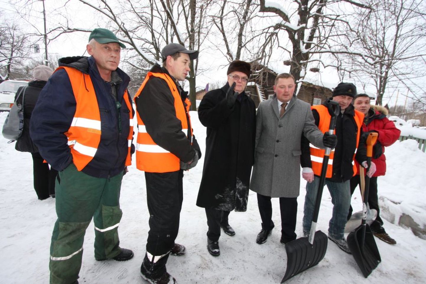 Эдгар Сависаар и Денис Бородич знакомятся с качеством уборки снега в Таллинне.
