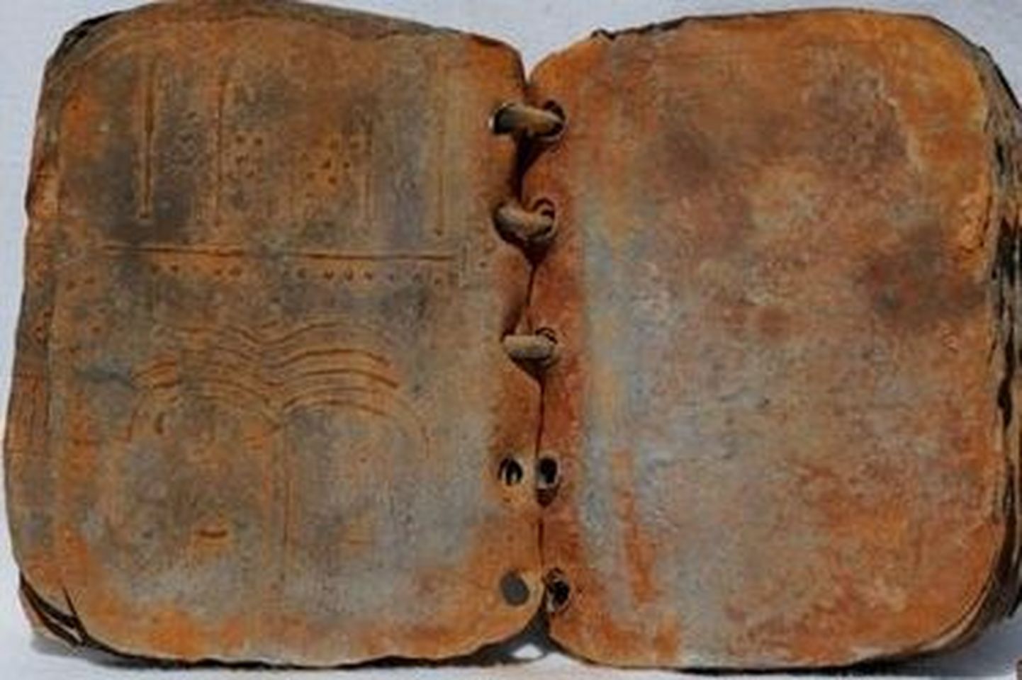 Jordaaniast leitud metallraamatud võivad muuta Piibli tekkelugu