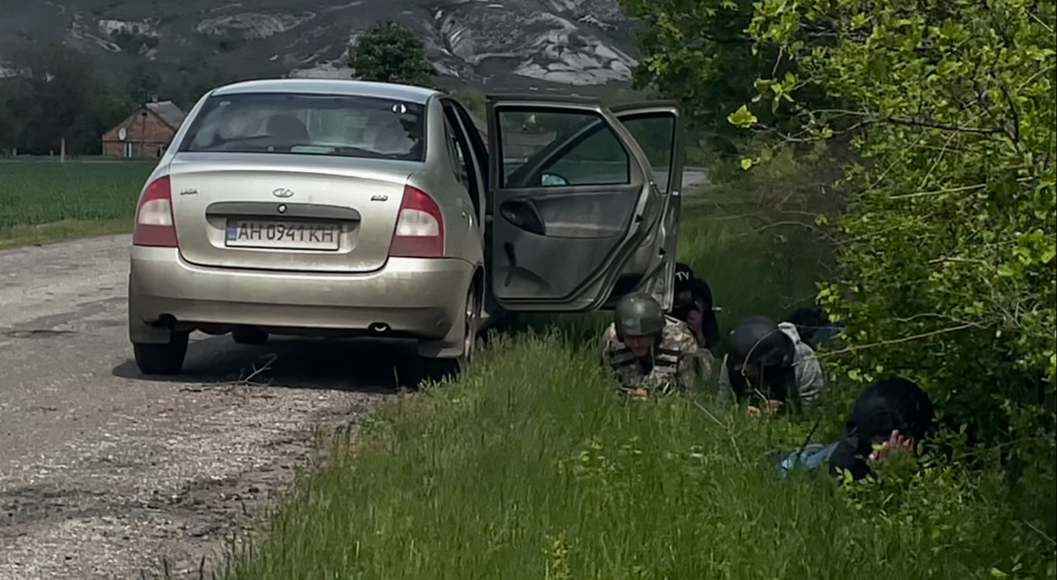 Postimehe ja ETV ajakirjanikud varjuvad pommitamise eest Siverski linna lähedal. Foto tegid meie Saksa kolleegid.