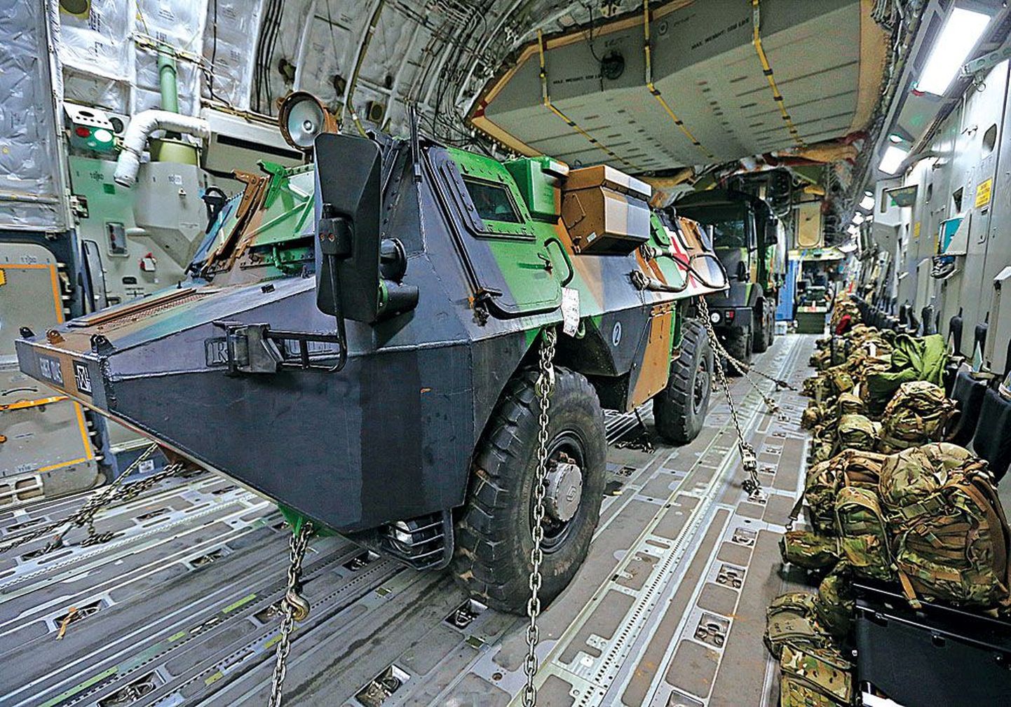В понедельник в Северной Франции бронемашину Evreux и грузовик погрузили в прибывший в порядке логистической помощи британский самолет Royal Air Force C-17, который доставил их в Мали.